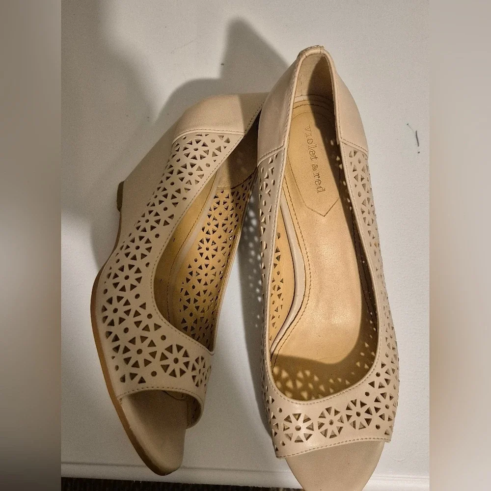 LEG LENGTHING wedge‎ Nude Beige Leather Peep Toe Wedge Heels - Size 8M worn once
